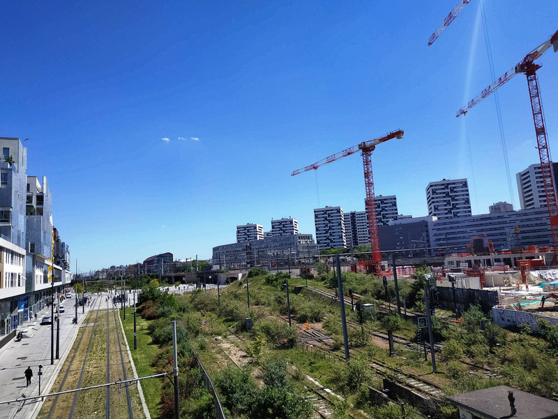 駅周辺は現在もあちらこちらでビル建設中