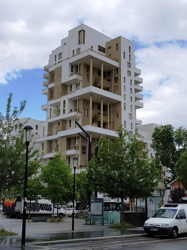 フロン・ポピュレール駅周辺も新しい建物が建ち並んでいます