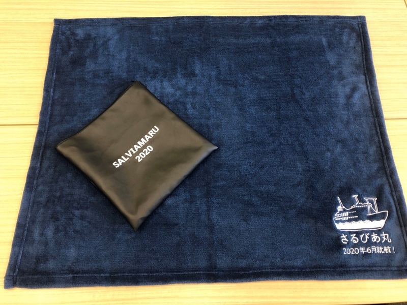 参加者全員に新造船就航を記念したクッションブランケットをプレゼント