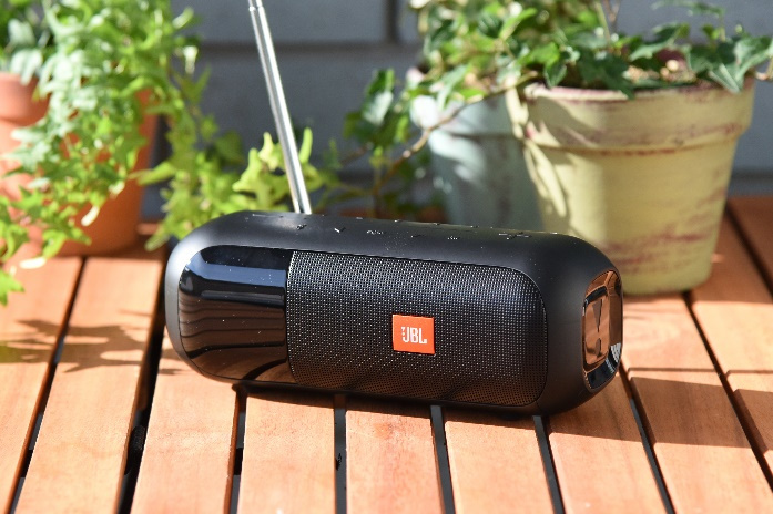FM対応ポータブルBluetoothスピーカー「JBL TUNER2 FM」が発売される。