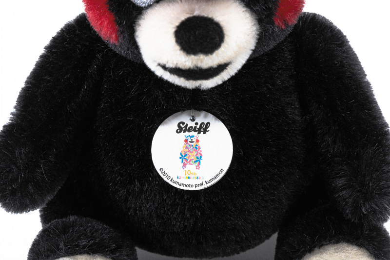 全長は約20cm。くまモンの10周年を記念したタグが付いている