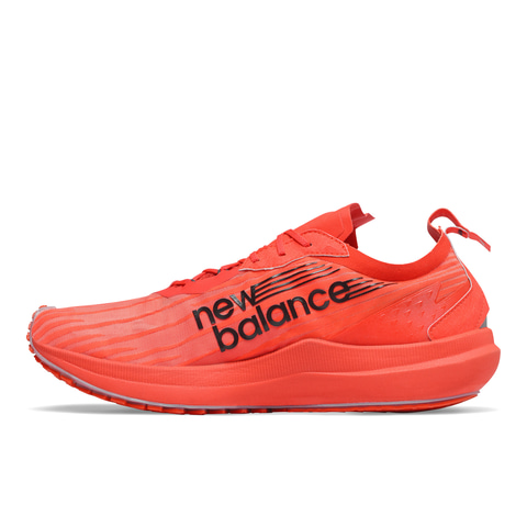 ニューバランス、スピード感あるデザインのランニングシューズ