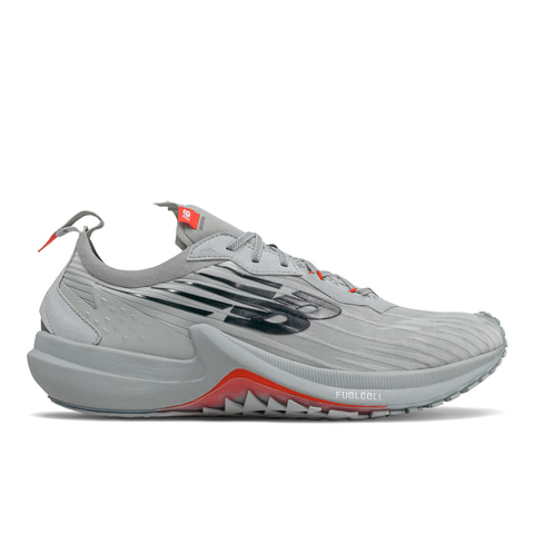 ニューバランス、スピード感あるデザインのランニングシューズ