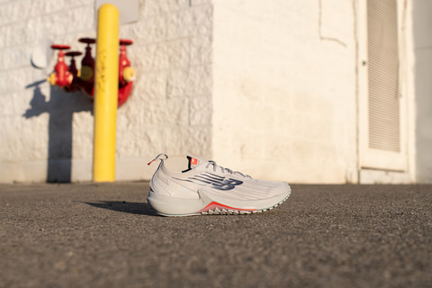 ニューバランス FuelCell SPEEDRIFT ニューバランス、スピード感あるデザインのランニングシューズ