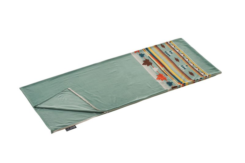 単独で使うほか、ひざかけやほかの寝袋のインナーとしても使える