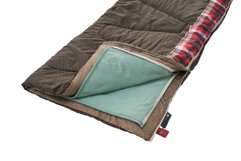 単独で使うほか、ひざかけやほかの寝袋のインナーとしても使える