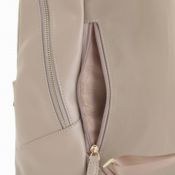 スマートフォンなどの小物を素早く取り出せる背面ポケット