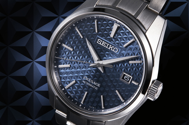 ダイヤルには日本伝統の麻の葉模様を交差する直線によって立体的に表現する