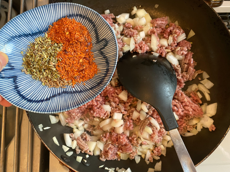 スパイス類と塩コショウを入れます