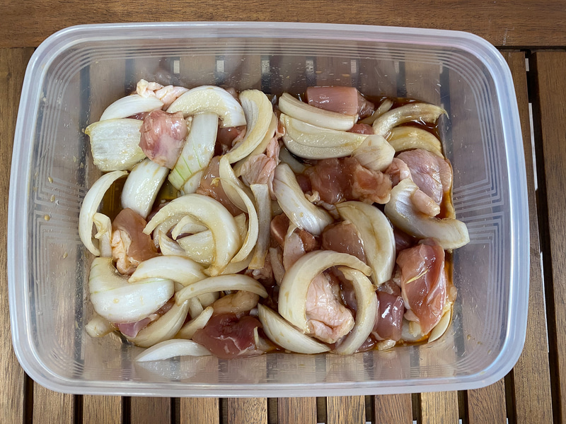 薄切りの玉ねぎと、かたくり粉以外の調味料を耐熱容器に入れる