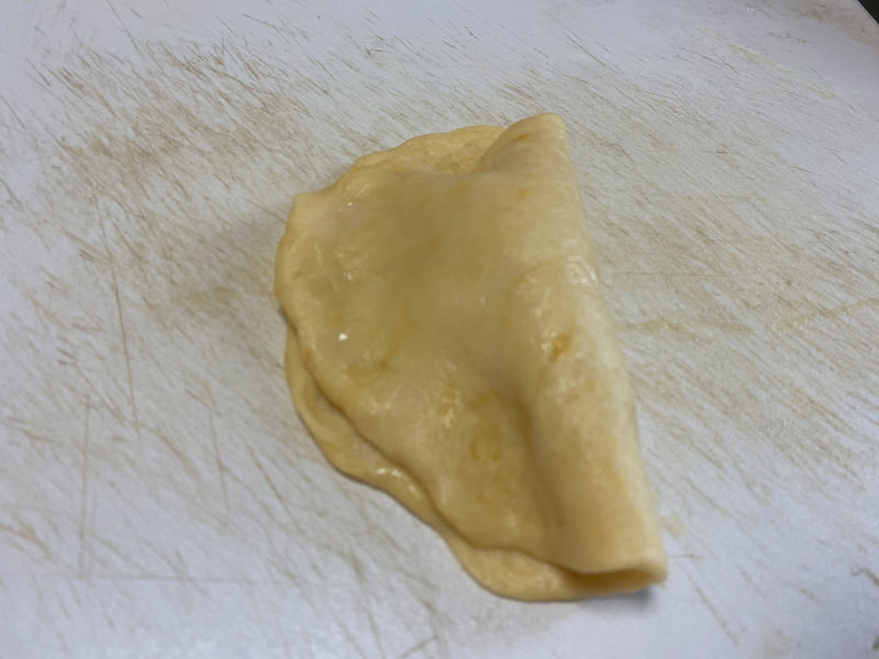 真ん中から生地を折りたたむ
