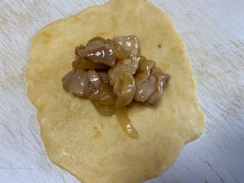 生地にてりやきチキンをのせて真ん中から折りたたむ