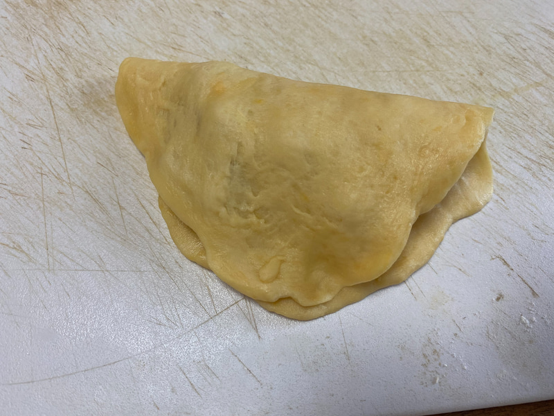 生地にてりやきチキンをのせて真ん中から折りたたむ