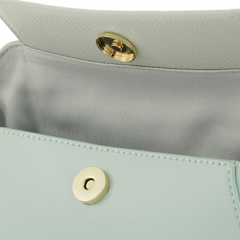 ワンタッチで開け閉めできるマグネット式の開口部