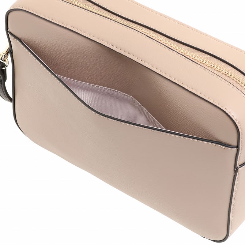 小物の収納に便利な背面ポケット