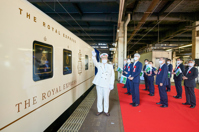 観光列車「THE ROYAL EXPRESS ～HOKKAIDO CRUISE TRAIN～」が札幌駅を出発