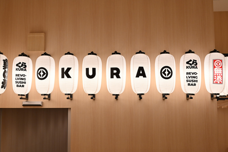 浅草ROX店では9月11日～10月31日の期間中、フロアスタッフが炭治郎や禰豆子らのデザインの法被を着て接客する