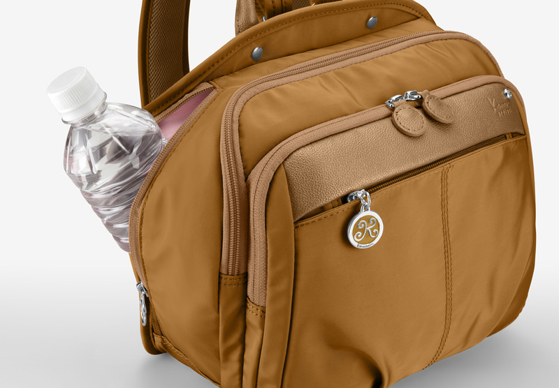 小物がすっきり収まるポケットが充実