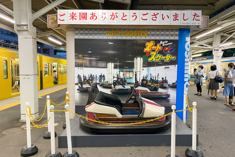 西武線豊島園駅のホームには感謝の気持ちを込めたさまざまな展示が