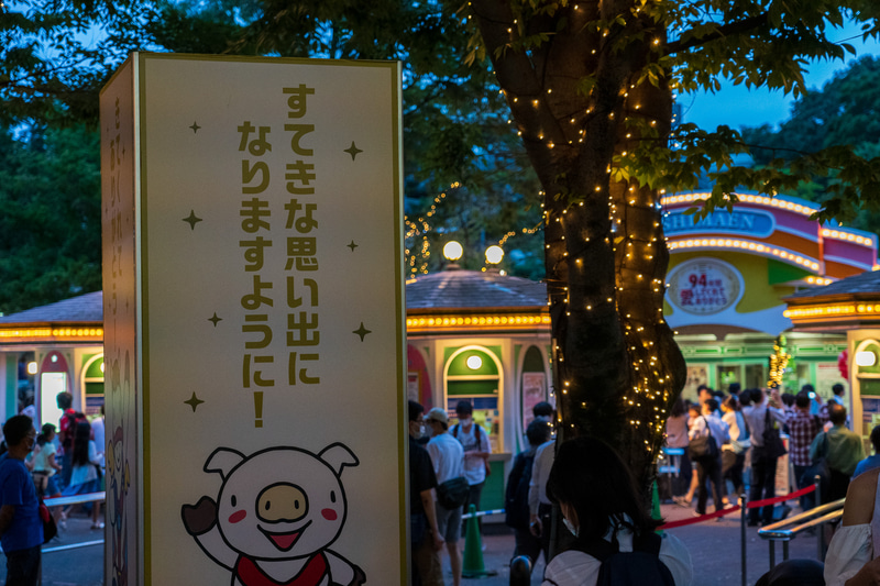 改札を出るとすぐ目の前が正門