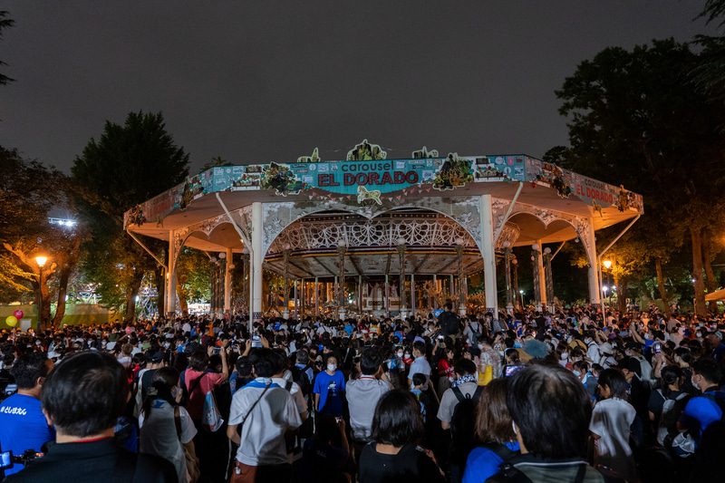 ファイナルセレモニー後。広場には別れを名残惜しむ人々が多く詰めかけた