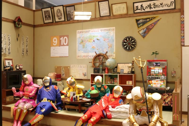 店内には公式キャラクター“やる気のないヒーロー”「絶叫戦隊ハイランダー」の秘密基地