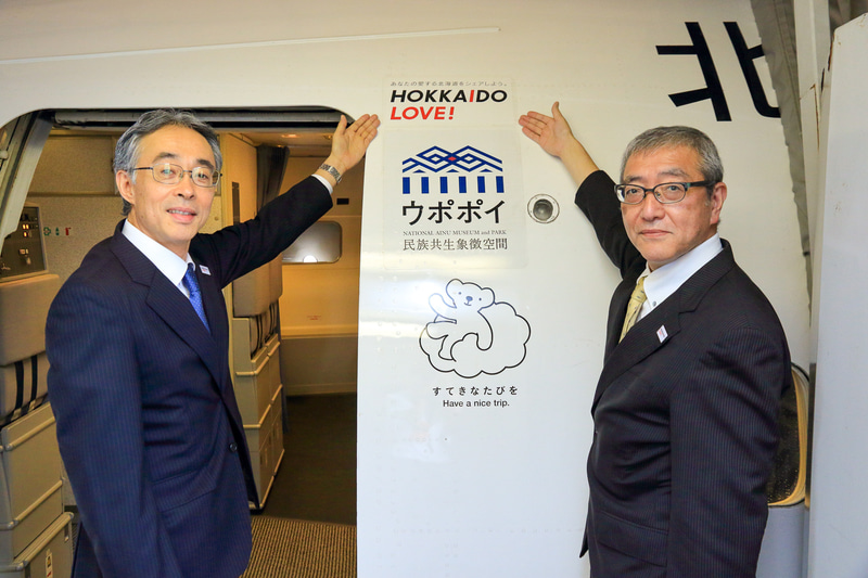 「HOKKAIDO LVOE!」のロゴは搭乗客が乗り降りする機体前方左側ドアに貼ってある