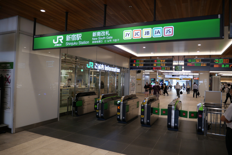 実証実験は、新宿駅新南口改札と高輪ゲートウェイ駅改札で行なわれる