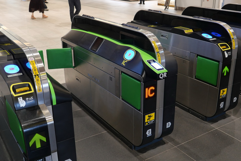実証実験に利用される、タッチしやすい自動改札機