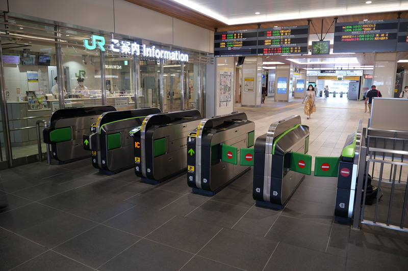 新宿駅新南口改札では、タッチしやすい自動改札機を2基設置（左から2列目と右端）して実証実験が行なわれる