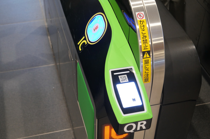 タッチしやすい自動改札機には、入り口手前にQRコードリーダー、その奥にICカードリーダーが斜めに配置されており、QR券は手前のQRコードリーダーにかざして利用する