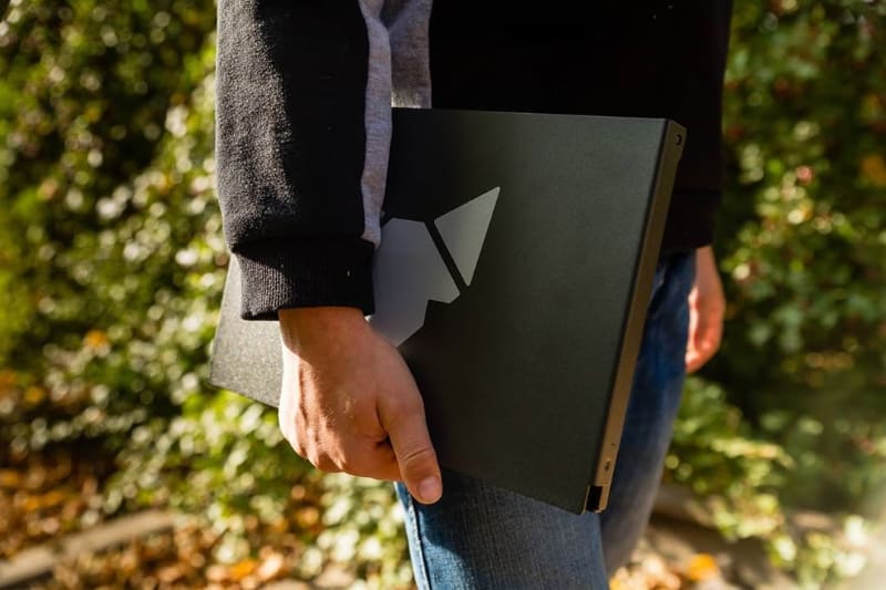 収納ケースにしまうとノートPCほどにコンパクトに