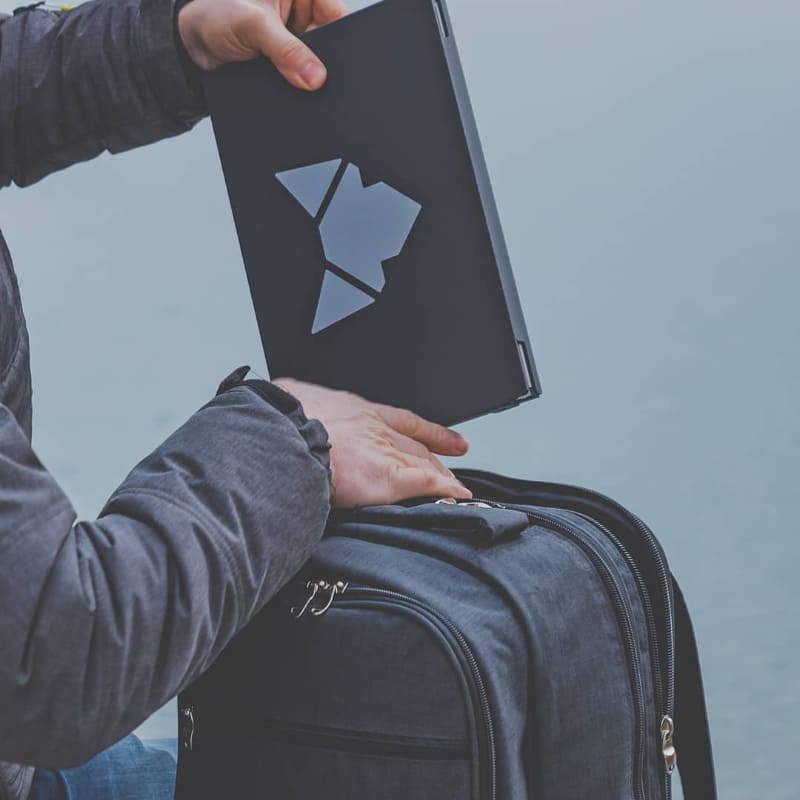 収納ケースにしまうとノートPCほどにコンパクトに