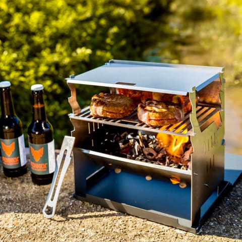 ドイツ製の折りたたみ式BBQコンロ「FENNEK Grill」。付属ケース収納