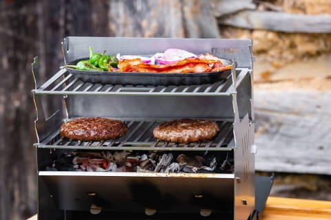 ドイツ製の折りたたみ式BBQコンロ「FENNEK Grill」。付属ケース収納 