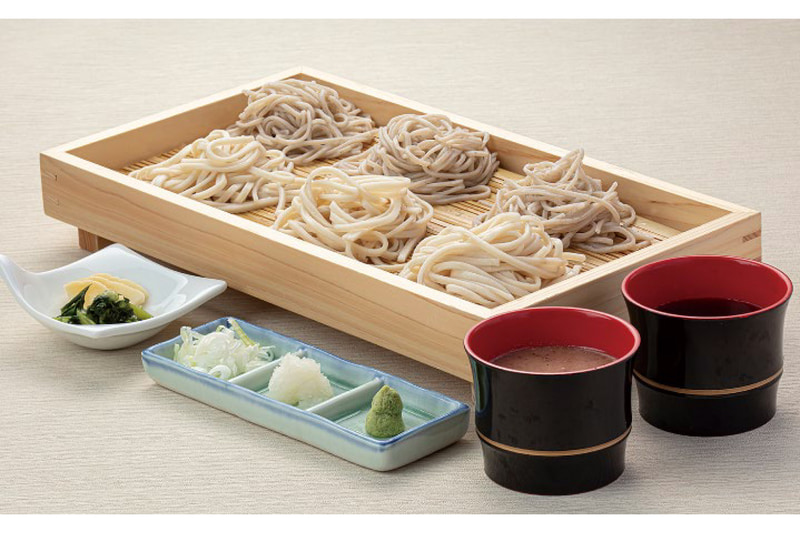 NEXCO中日本は産学連携で復活させた「おざんざ」の提供を9月16日に開始する。写真は梓川SA（上り）のレストランで提供する「二色盛り」