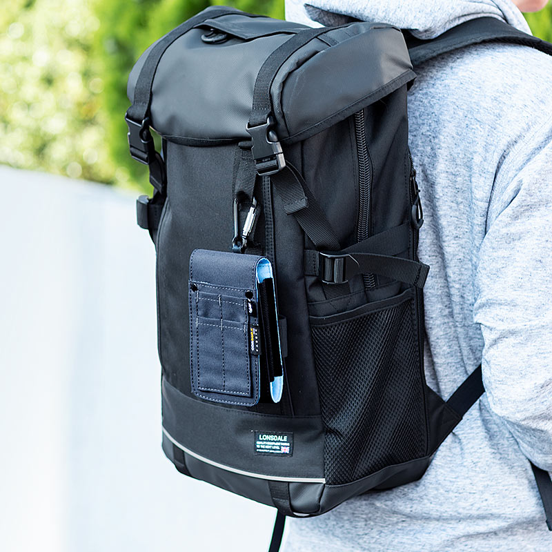 カラビナ、ドットボタン付きベルト、面ファスナー付きベルトと3つの取り付け方ができる