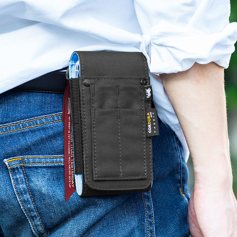 カラビナ、ドットボタン付きベルト、面ファスナー付きベルトと3つの取り付け方ができる