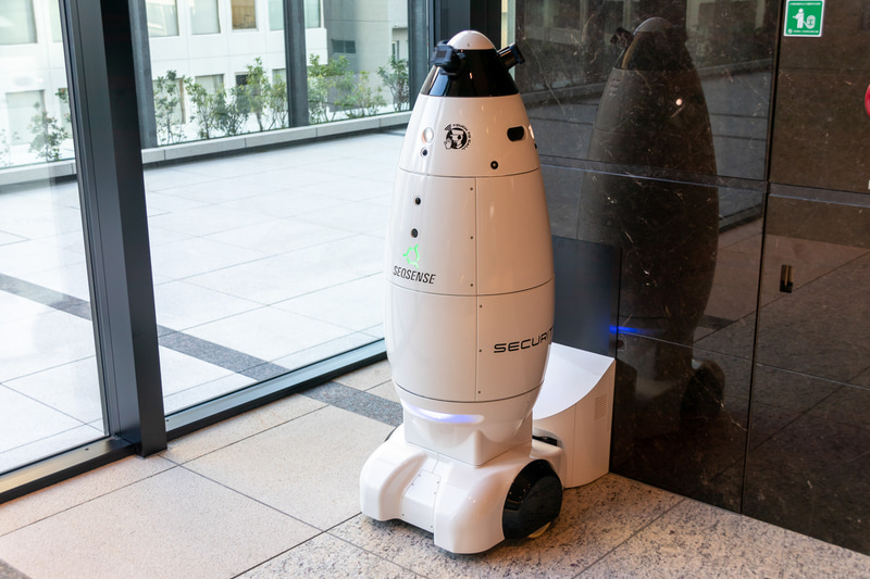 自動で巡回する警備ロボット「SQ-2」。バッテリが少なくなると自動で充電スタンドまで戻ってチャージするので充電作業も必要ない