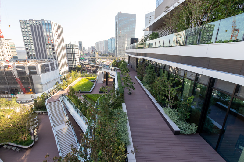 2階から6階まで階段状に整備された屋外庭園「スキップテラス」
