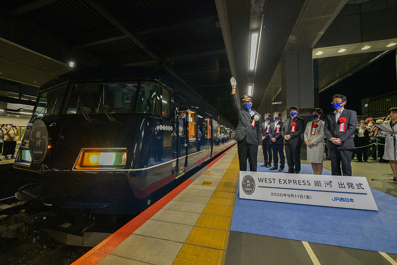 左から西日本旅客鉄道株式会社 京都駅長 小野佳典氏、鉄道本部営業本部 副本部長 水田雅博氏、執行役員 京都支社長 若菜真丈氏、株式会社イチバンセン一級建築士事務所 代表取締役/デザイナー 川西康之氏、鳥取県 関西本部 本部長 中原美由紀氏、島根県 大阪事務所 所長 伊藤宏氏