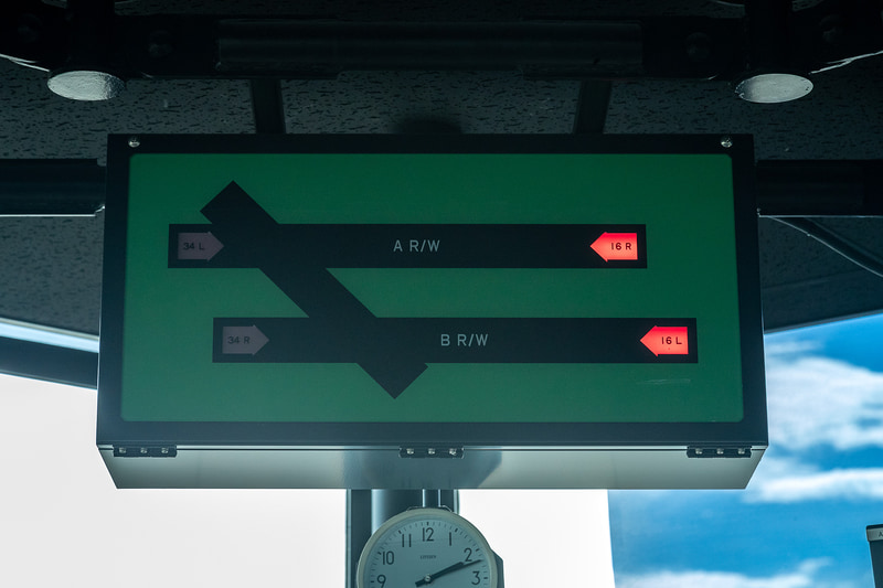 滑走路の進入方向を示すディスプレイ