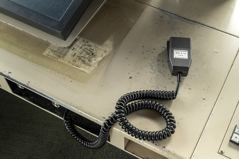 各コンソールには通信用マイクが置かれる