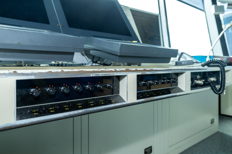 各コンソールには通信用マイクが置かれる