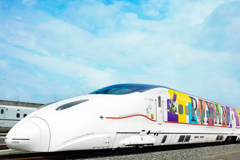 「GO! WAKU WAKU ADVENTURE with PIXAR」プロジェクトの「JR九州 WAKU WAKU ADVENTURE 新幹線」。九州各県の形のモチーフと、トイ・ストーリー、ファインディング・ニモ、モンスターズ・インクなどピクサーの仲間たちをラッピング