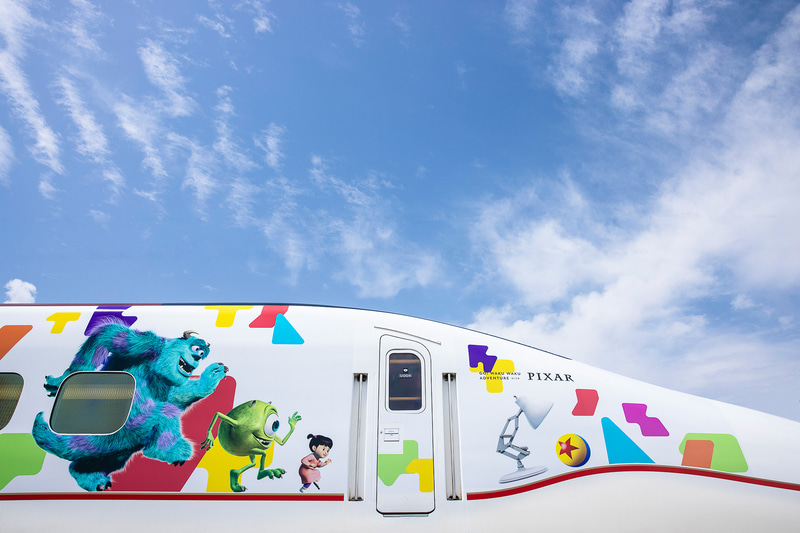 「GO! WAKU WAKU ADVENTURE with PIXAR」プロジェクトの「JR九州 WAKU WAKU ADVENTURE 新幹線」。九州各県の形のモチーフと、トイ・ストーリー、ファインディング・ニモ、モンスターズ・インクなどピクサーの仲間たちをラッピング
