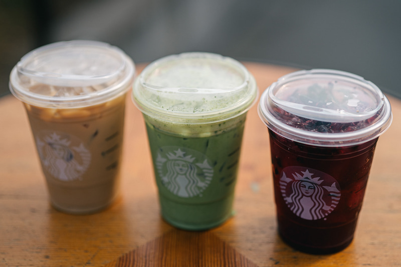 アメリカとカナダの店舗では、ストローが不要になるフタを使いコールドドリンクを提供する