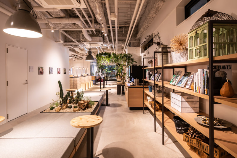 「レフ大宮 by ベッセルホテルズ」の緑豊かなロビー