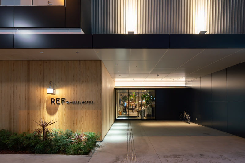 ホテルエントランスの夕景