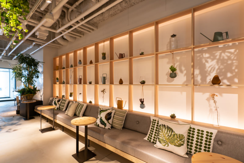 カジュアルなソファーのそばの棚にはオシャレな小物が飾られている